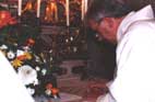 Don Enzo Frisino, parroco di Trigoso, pone la firma sulla pergamena.