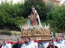 L'arca della Madonna viene portata a spalle lungo le vie del paese dalla Confraternita del Rosario di Trigoso (foto Magrone)