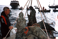 Il Presepio prima di essere calato sul fondo del mare, sullo sfondo alcune imbarcazioni presenti alla cerimonia