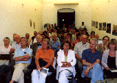 Personalit� presenti nell'Oratorio N.S. del Rosario che assistono al ricordo del poeta Giacomo Carniglia