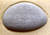 La targa in ceramica, opera dello sculture Alfredo Giovent�, posta sulla facciata della casa natia a Trigoso del poeta Giacomo Carniglia