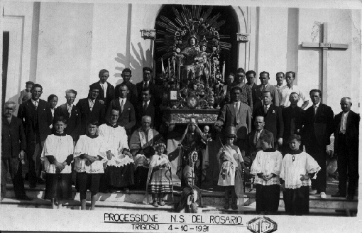 Foto di gruppo sul Sagrato della Chiesa di S.Sabina in occasione della festa della Madonna del Rosario il 4 ottobre 1931