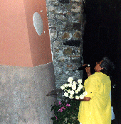 La Signora Carlotta Guareschi scopre la targa a ricordo del padre sulla facciata della canonica di Trigoso dove visse lo scrittore