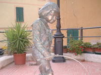 La statua in bronzo, opera di Pietro Ravecca, raffigurante Giovannino Guareschi