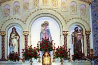 Main Altar: St. Anne, Blesser Virgin Mary with Child. St. Joseph = Altare maggiore: Stant'Anna. Beata Vergine Maria con Bambino. San Giuseppe.