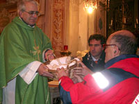 La statua di Gesù Bambino viene consegnata al Parroco di S.Sabina.