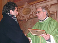 Don Enzo Frisino consegna un diploma al Presidente del Club Spedizione Blu Andrea Grieco.