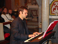 All'organo e direzione coro: M° Guido Ferrari