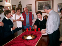 Il Vescovo mostra la "papalina" ricevuta in dono da S.S. Giovanni Paolo II