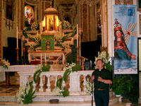 Il Parroco di Taggia porge il benvenuto ai pellegrini e illustra il miracolo della Madonna Miracolosa di Taggia. 