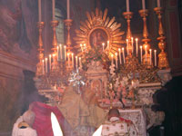 S.E. Mons. Tanasini, impartisce la Benedizione Eucaristica