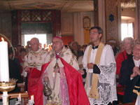 S.E. Mons. Alberto Tanasini incensa l'arca della Madonna del Rosario