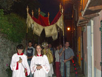 La processione si snoda lungo Via del Paraso