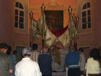 Viene impartia la benedizione nella cappella di S.Adriano