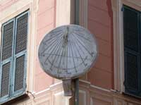 Rapallo: La meridiama sulla facciata della canonica