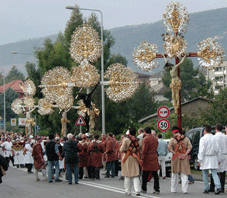 Gli artistici  Crocefissi portati delle Confraternite (foto Magrone)