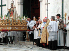 S.Em. il Cardinale Giovanni Cheli tiene il discorso conclusivo sul sagrato di S.Sabina (foto Magrone)