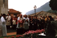S.Em. il Card. Giovanni Cheli benedice il Presepio sul Sagrato di S.Sabina