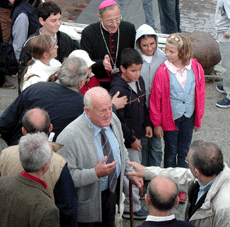 S.E. Mons. Alberto Maria Careggio con un gruppo di ragazzi che hanno partecipato alla cerimonia