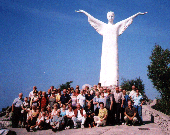 Gita sociale 2002: Calabria. Il gruppo a Maratea con sullo sfondo il Cristo Redentore