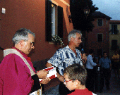L'intervento dello scrittore Mario Dentone. In primo piano l'Arciprete di Trigoso Don Enzo Frisino
