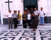 Il figli dello scrittore con amici sul sagrato della Chiesa di Trigoso
