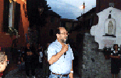 L'ing. Andrea Stagnaro, autore della meridiana inaugurata nell'occasione, illustra la sua opera