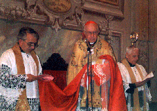 Il canto dei Vespri. Al centro il Card. Giovanni Cheli. Sulla  sinistra Don Antonio Pessagno, sulla destra l'Arciprete di Trigoso Don Enzo Frisino.