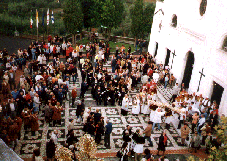 I fedeli escono dalla Chiesa e si preparano per la processione