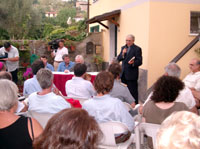 Al microfono il parroco di Trigoso, Don Enzo Frisino