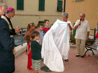 La signora Carlotta Guareschi scopre la statua raffigurante Giovannino Guareschi