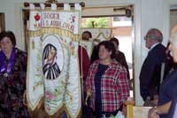 Different Soiciety entering church with their banners / Differenti congregazione religiose mentre entrano in Chiesa con i loro sterndardi