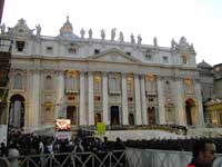 La facciata della basilica viene accesa. ormai è sera