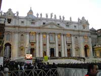 La facciata della basilica viene accesa. ormai  sera