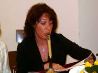 L'attrice Cinzia Lanzone legge le poesie.