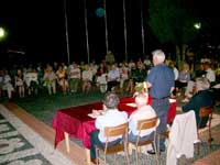 I partecipanti allaseratasul Sagrato di ciottoli.