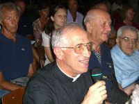 L'amichevole saluto di Mons. Pino Bacigalupo - Parroco di Sant'Antonio