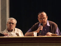 I proff. Francesco Dario Rossi e Sergio Audano che tiene la conferenza.