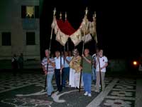 Il S.S. sotto il prezioso settecentesco baldacchino arriva sul sagrato di S.Sabina