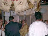 Don Enzo Frisino impartisce la benedizione nella cappelletta di via Aurelia
