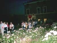 La processione Eucaristica nel giardino di villa Fieschi attraversa una selva di rose
