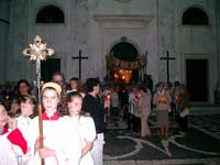 La processione Eucaristica si forma sul sagrato di S.Sabina