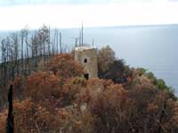 Il "torrione" di avvistamento di Punta Baffe  stato completamente circondato dalle fiamme.
