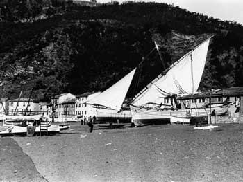 Alcuni leudi sulla spiaggia di Riva Ponente.