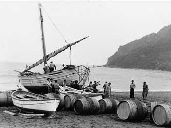 Il leudo sulla spiaggia di Ponente con le botti piene di vino