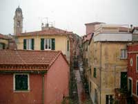Ilborgo di Trigoso, con il campanile ed un "carrugio".
