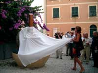 La Sig.ra Marina, consorte del Sindaco, scopre il monumento.