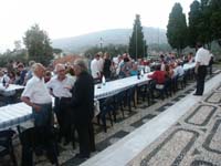 Sul sagrato di S.Sabina  organizzato un banchetto a base di piatti locali.