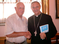 Bo Edoardo consegna al Vescovo una copia del suo ultimo libro.