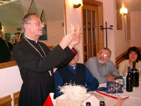 S.E. mostra ai  presenti i due delfini del Presepio. Il dono portato a S.E.  una riproduzione del Presepio dei delfini. 